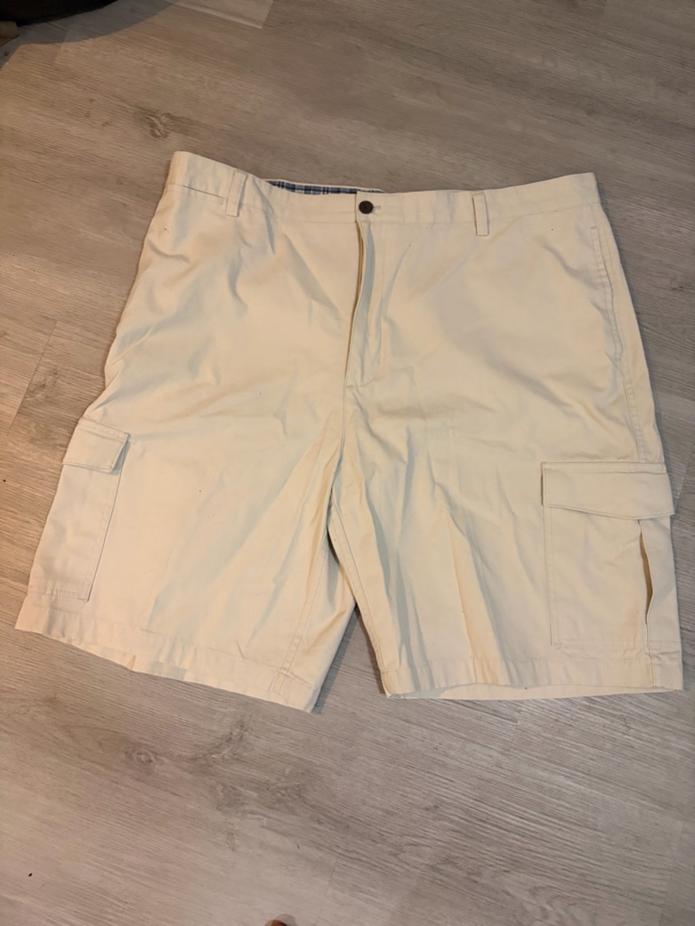 Chaps Men's Cream Cargo Shorts